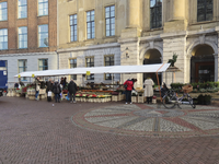 851515 Afbeelding van enkele bloemenkramen en kramen met kerststukken voor het Stadhuis (Stadhuisbrug 1) te Utrecht.